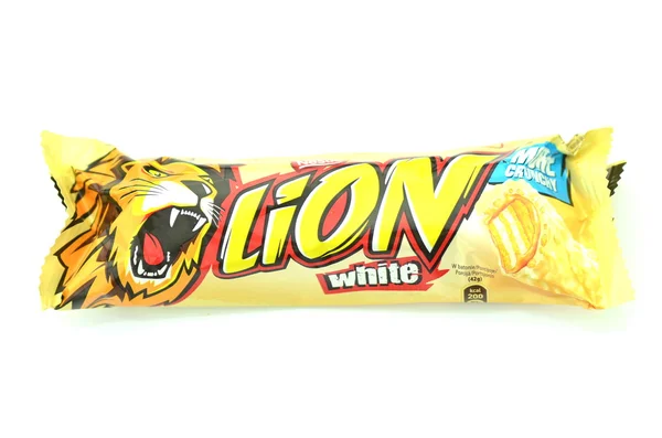チョコレート ・ バーに分離されたライオン ホワイト バック グラウンド — ストック写真