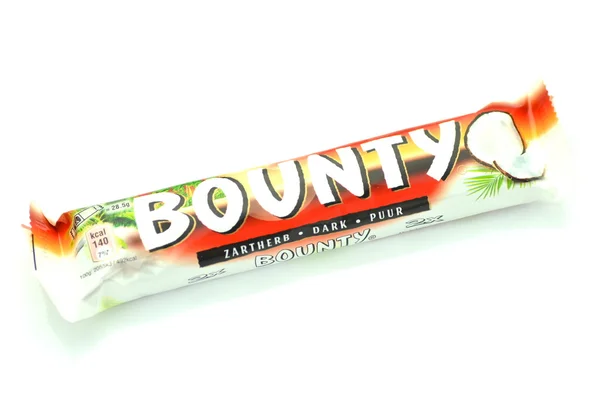 Bounty barretta di cioccolato al cocco isolato su sfondo bianco — Foto Stock