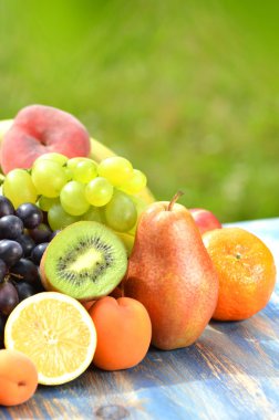 meyve bahçesinde masada çeşitli