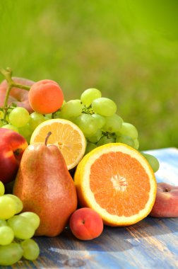 meyve bahçesinde masada çeşitli