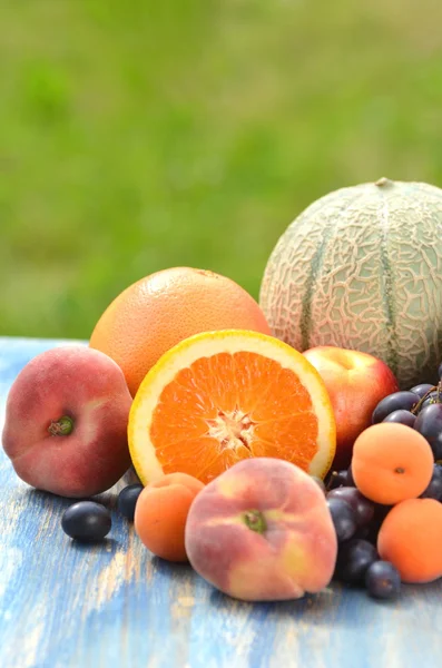 Obstvielfalt auf dem Tisch im Garten — Stockfoto