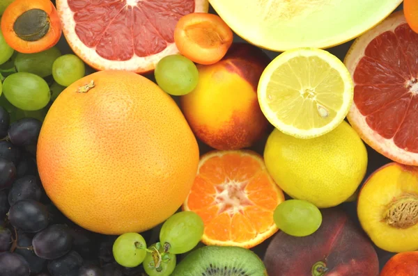 Különféle friss és ízletes gyümölcs az asztalon — Stockfoto