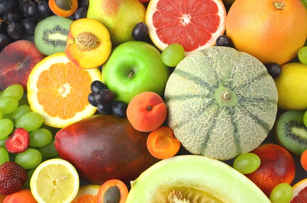 Разнообразие свежих и вкусных фруктов на столе — стоковое фото