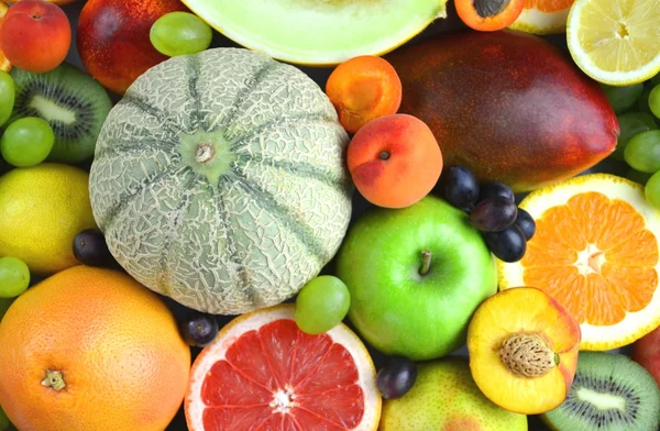 Variedade de frutas frescas e deliciosas na mesa — Fotografia de Stock