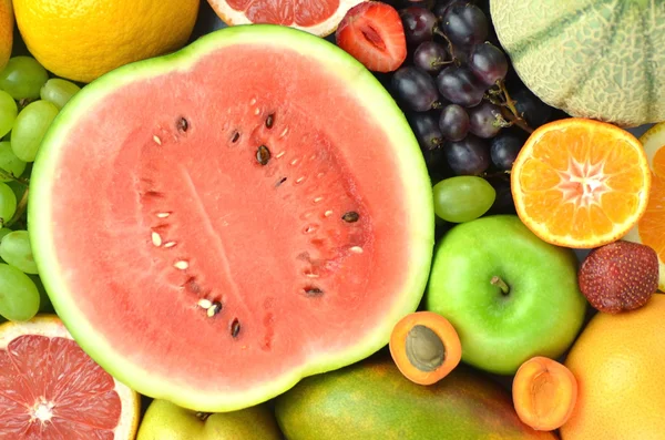 Variedade de frutas frescas e deliciosas na mesa — Fotografia de Stock