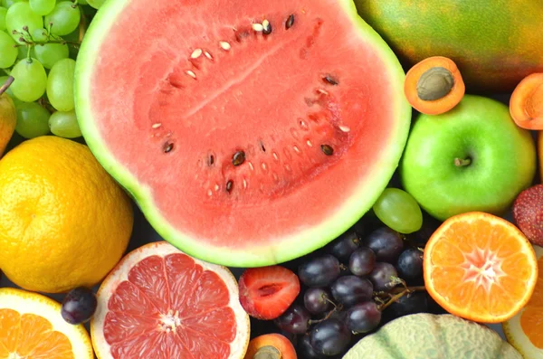 Különféle friss és ízletes gyümölcs az asztalon — Stockfoto