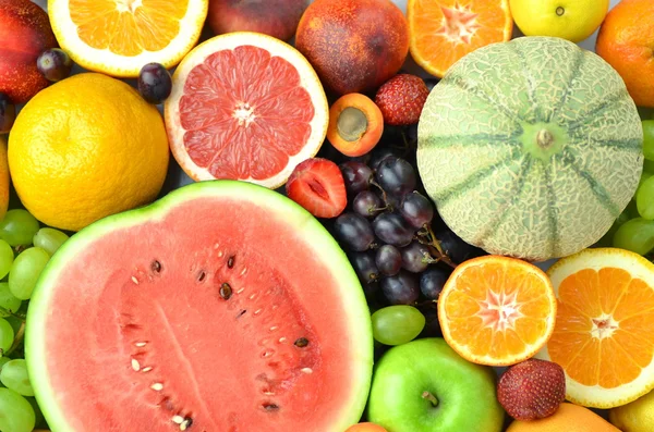 Berbagai buah segar dan lezat di atas meja — Stok Gambar Berbagai buah segar dan lezat di atas meja Stok Foto Bebas Royalti