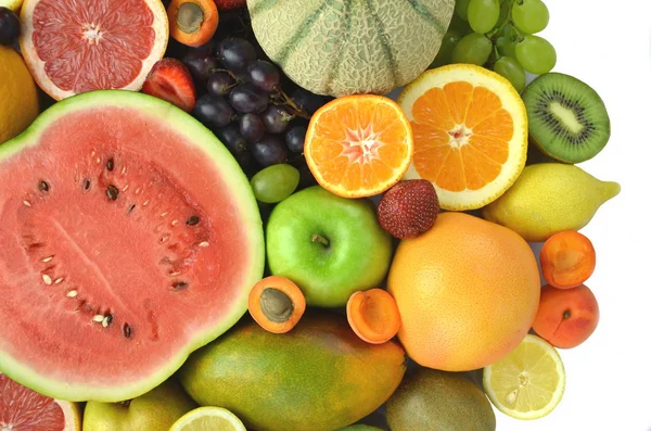 Разнообразие свежих и вкусных фруктов изолированы на белом — стоковое фото