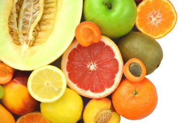 taze ve lezzetli meyve üzerinde beyaz izole çeşitli