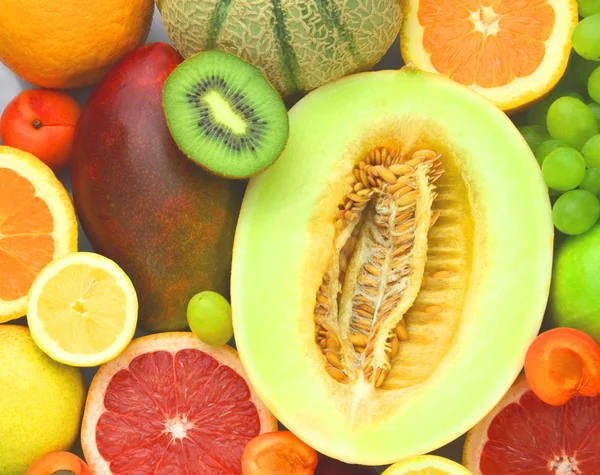 Variasjon av friske og velsmakende frukter på bordet – stockfoto