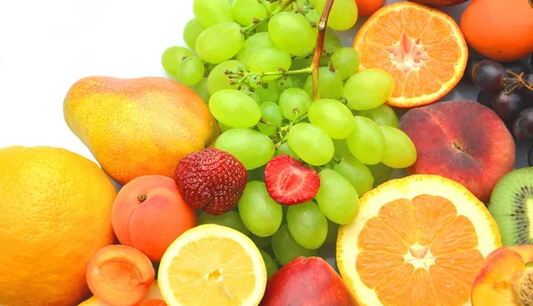 Olika färska och läckra frukter på bordet — Stockfoto