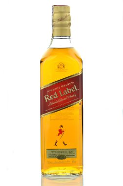 Johnnie walker red label viski beyaz zemin üzerine izole karışık