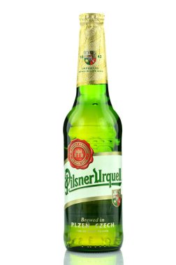 Pilsner urquell soluk lager bira beyaz zemin üzerine izole