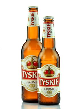 Beyaz arka plan üzerinde izole Tyskie soluk lager bira
