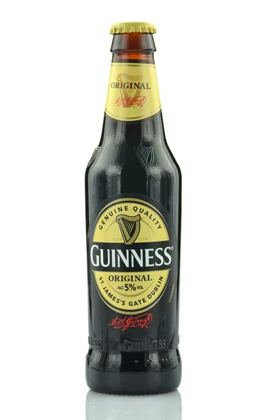 Guinness dry stout beer isolated on white background — Stock Photo, Image