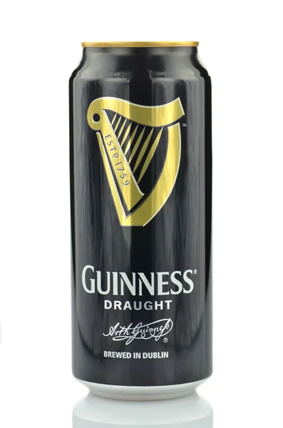 Guinness seco cerveja robusta isolado no fundo branco — Fotografia de Stock