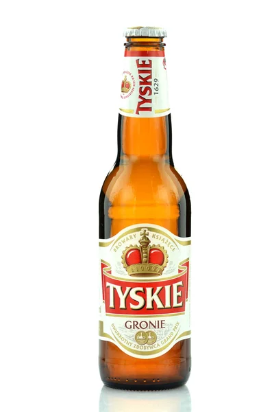 Beyaz arka plan üzerinde izole Tyskie soluk lager bira — Stok fotoğraf