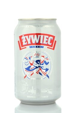 Beyaz arka plan üzerinde izole zywiec bira