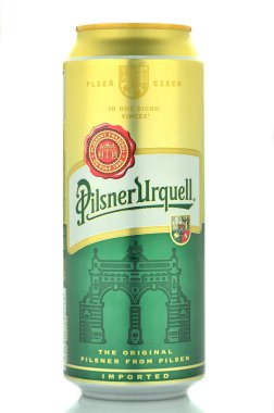 Pilsner urquell soluk lager bira üzerine beyaz izole