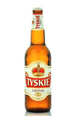 Beyaz arka plan üzerinde izole Tyskie soluk lager bira