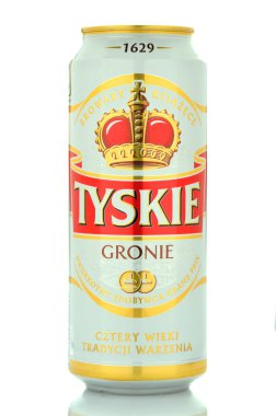 Beyaz arka plan üzerinde izole Tyskie soluk lager bira