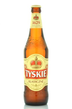 Beyaz arka plan üzerinde izole Tyskie soluk lager bira