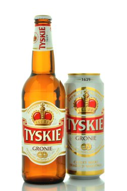 Beyaz arka plan üzerinde izole Tyskie soluk lager bira