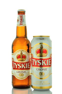 Beyaz arka plan üzerinde izole Tyskie soluk lager bira