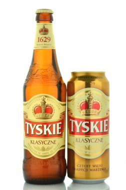 Beyaz arka plan üzerinde izole Tyskie soluk lager bira