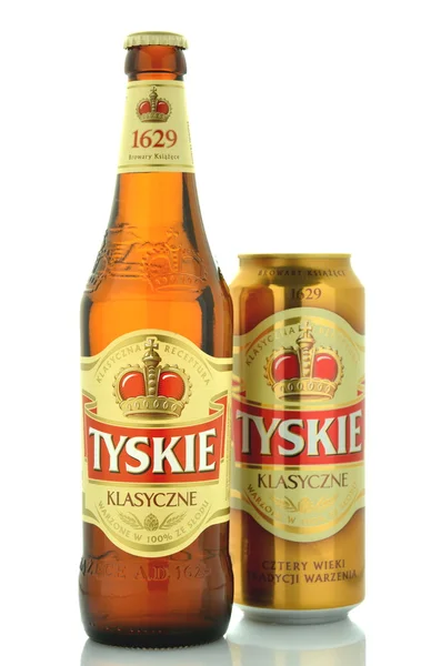 Tyskie светлое пиво, выделенное на белом фоне — стоковое фото