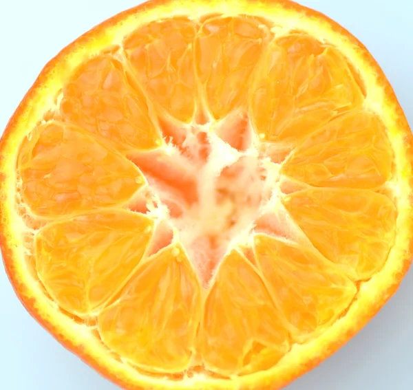 Спелый сочный мандарин на белом фоне — стоковое фото