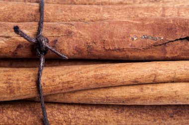 tarçın ile ip bağladılar