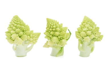 taze kesilmiş romanesco brokoli parçalar