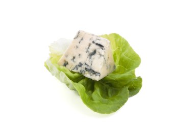 yaprakları salata üzerinde mavi kalıp peynir