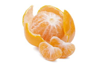 Beyaz arkaplanda taze mandalina.