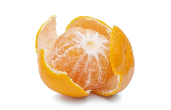 Świeże owoce mandarynek na białym tle — Zdjęcie stockowe