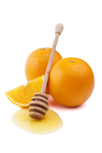 Целые оранжевые фрукты, его сегменты или кантели и мед — стоковое фото