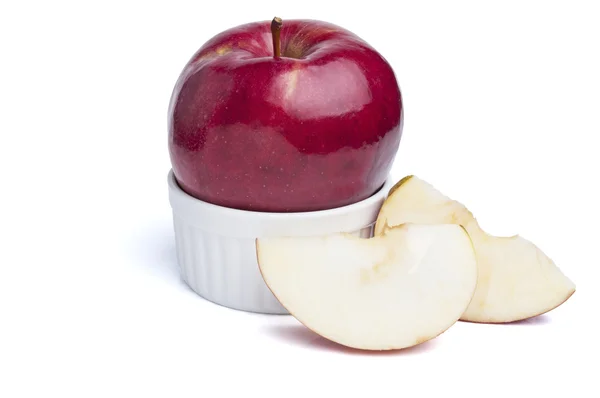 Красное яблоко изолированы на белом фоне — стоковое фото