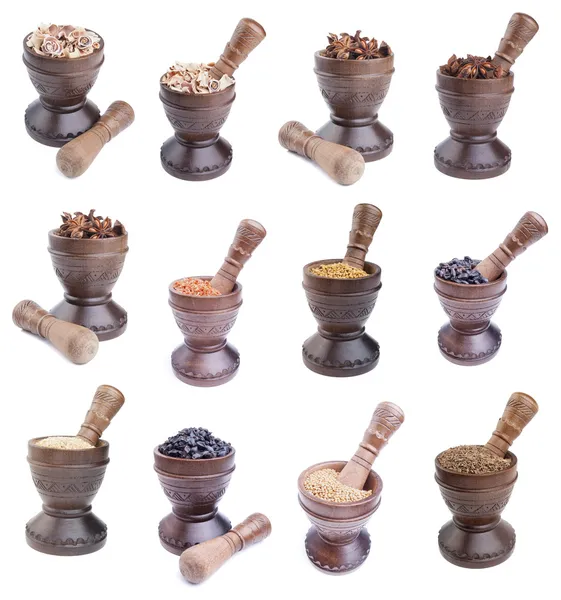 Collectie van houten mortieren vol met verschillende kruiden met ponder in het — Stockfoto