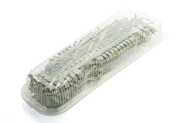Taze yeşil biberiye ile kutu — Stok fotoğraf