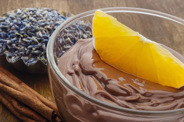 Schokoladenmousse mit Orangenfrüchten im Glasbecher — Stockfoto