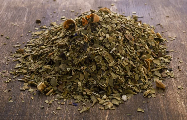 Chá mate seco no fundo de madeira — Fotografia de Stock