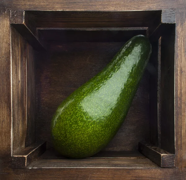 Closeup tahta bir sandık içinde taze avokado — Stok fotoğraf