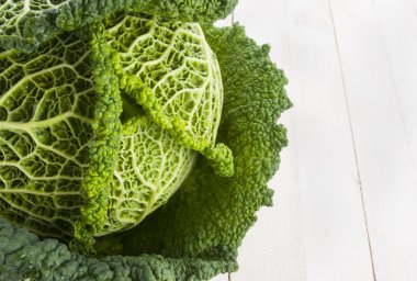 Ahşap arka planda taze savoy lahanası