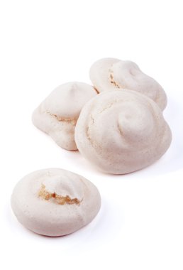 beyaz zemin üzerine beze pasta