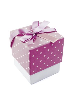 bir kutu pembe saten şerit yay bağlı