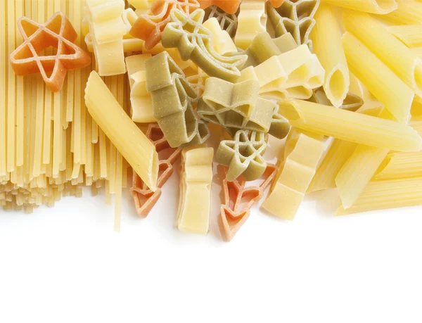 Färgglad pasta på en vit bakgrund — Stockfoto