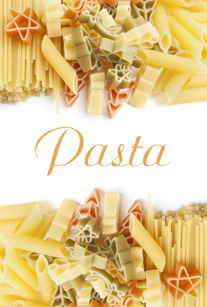 Färgglad pasta på en vit bakgrund — Stockfoto