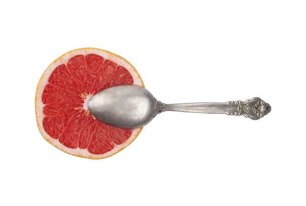 Verse, rijpe biologische helft grapefruit met lepel geïsoleerd op witte achtergrond — Stockfoto