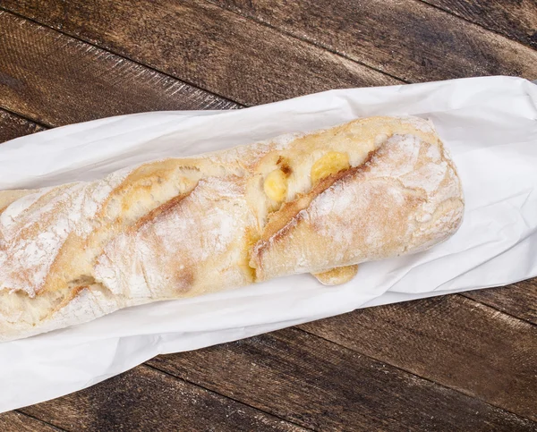 Świeże pieczone rustykalne chleba na torby papierowe — Zdjęcie stockowe
